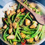 chicken cooked with green beans in a large pan