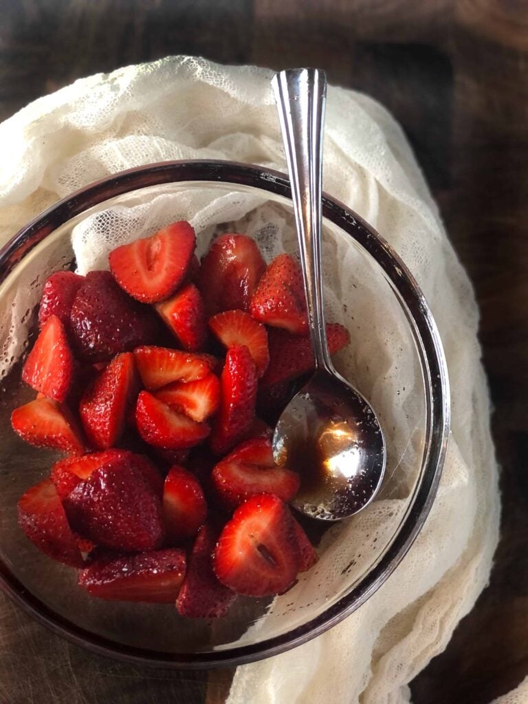 easy balsamic strawberries