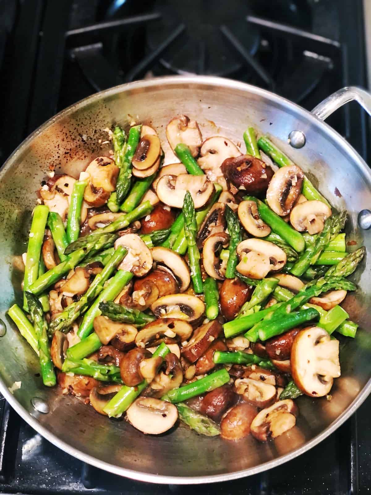 mushrooms and asparagus for ricotta pasta