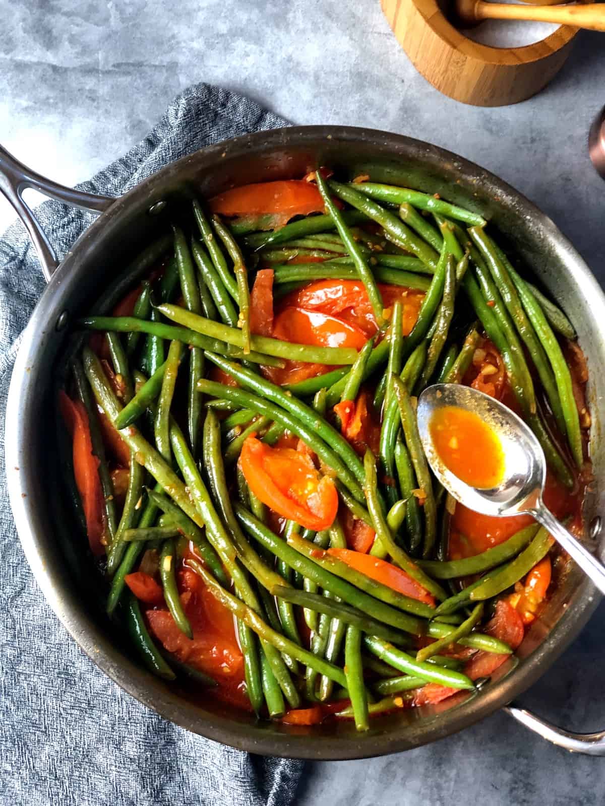 green beans and tomatoes with harissa