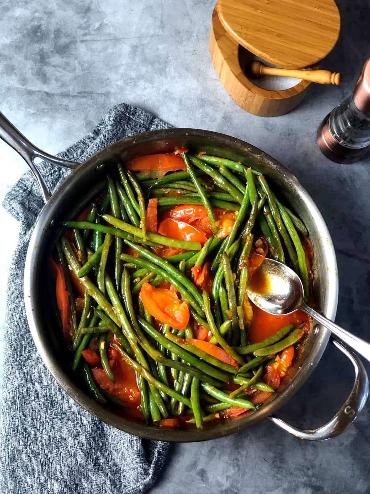 green beans and tomatoes in pan