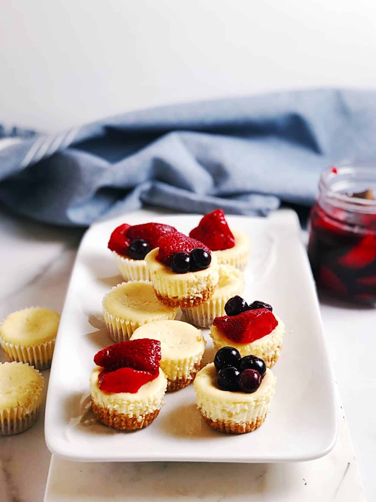 mini cheesecake with berries
