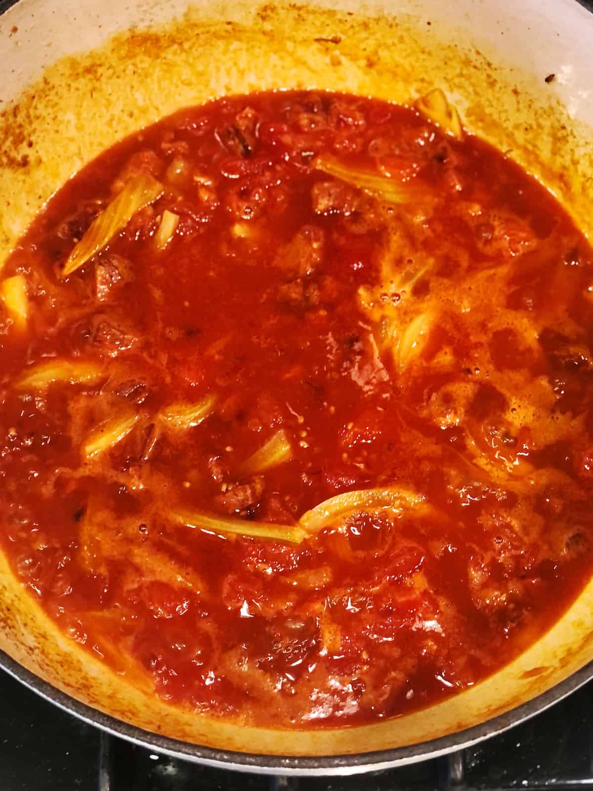 adding white wine to mussels