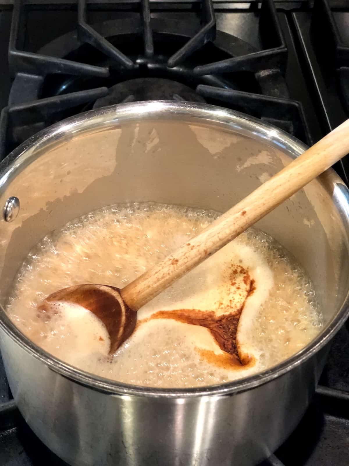 apple pie oatmeal in pot